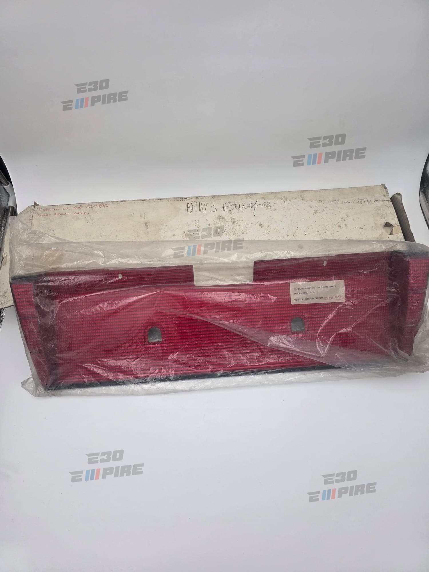 BMW E30 Heckblende Euro Original EURO Brand New NOS 82129401076 9401076 — BMW E30 Exterior Parts — thumbnail 2